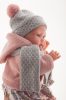 Antonio Juan csecsemő baba rószaszín kardigánban, szürke sapkával és sállal, 29 cm-es