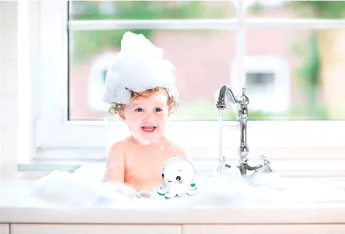 Baby Clementoni – Bébi polip világító és zenélő fürdőjáték