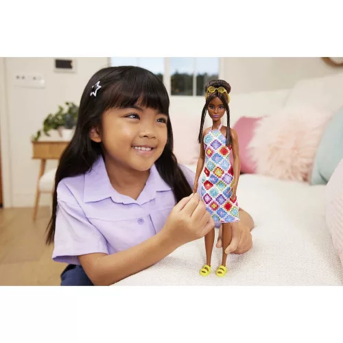 Barbie Fashionista baba - Kontyos barna hajú sárga szemüveggel