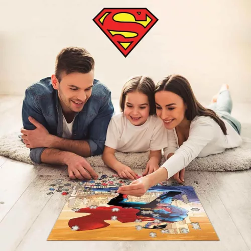 DC Comics: Superman 3D puzzle 300 db-os, 10 cm-es ajándék műanyag figurával