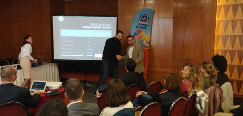 Horváth Dániel, a Formatex marketing directora átveszi a díjakat Pierrot-tól