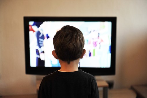 200 ezer erőszakos cselekményt lát a tévében egy gyerek 18 éves korára! Mit tegyünk a túl sok képernyőidővel?