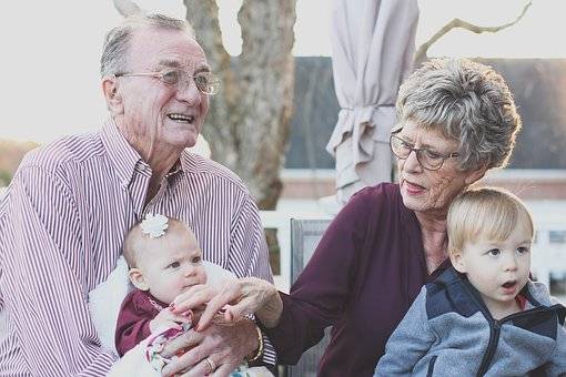 Nagyszülők napja: Kutatások bizonyítják az unoka nagyszülő kapcsolat egészségre gyakorolt, kölcsönös pozitív hatásait