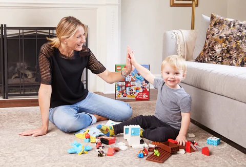 a szülő játszik a gyerekével