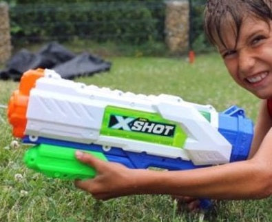 X-shot vízipisztoly játék közben