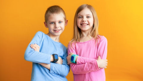 Gyerekek okosórákkal