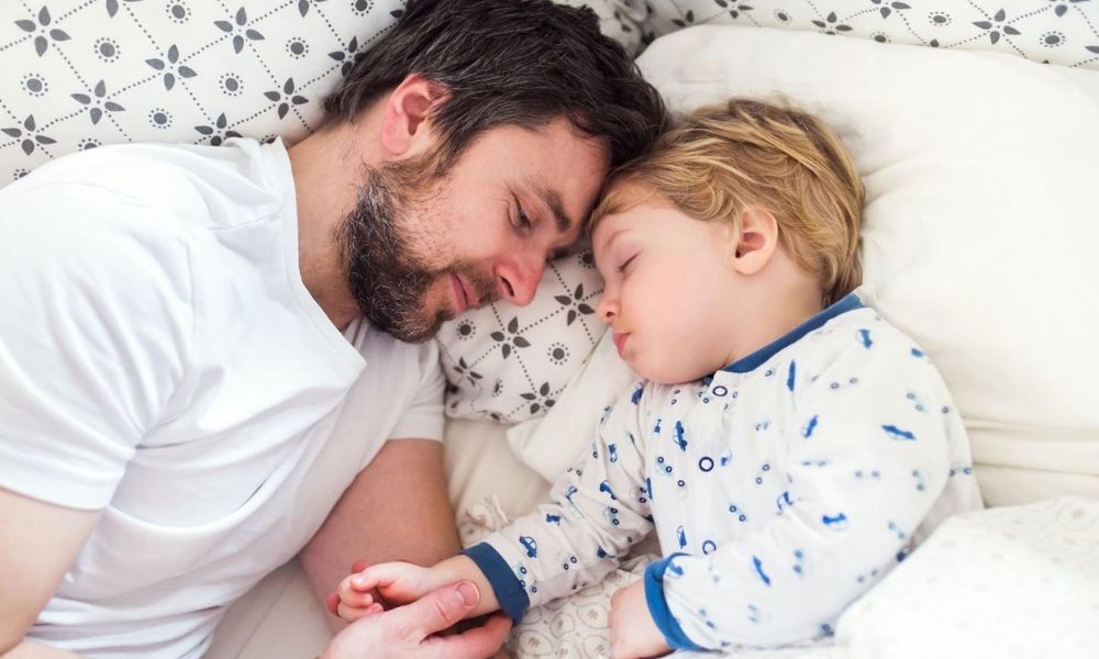 Az esti rituálé varázsa: Mesék és alvós társak a nyugodt éjszakákért