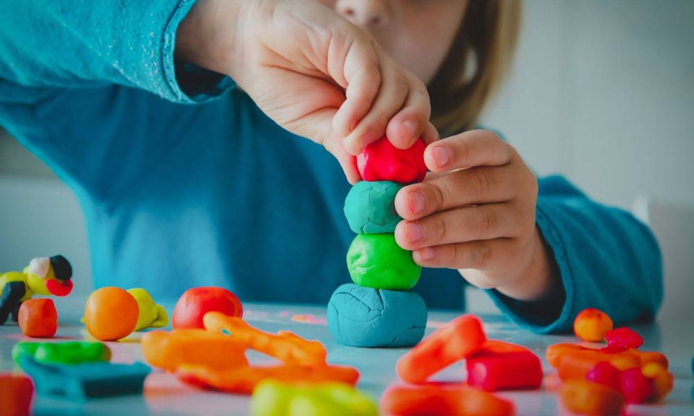 Miért fejleszt másképp a fizikai játék, mint a képernyő?