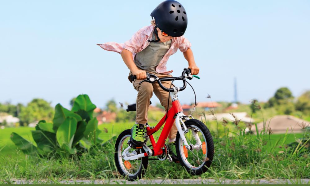 Futóbicikli vagy roller? Így támogatják a járgányok a gyerekek fejlődését