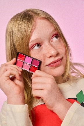 MYA cosmetics kislány szemhéjfestékkel