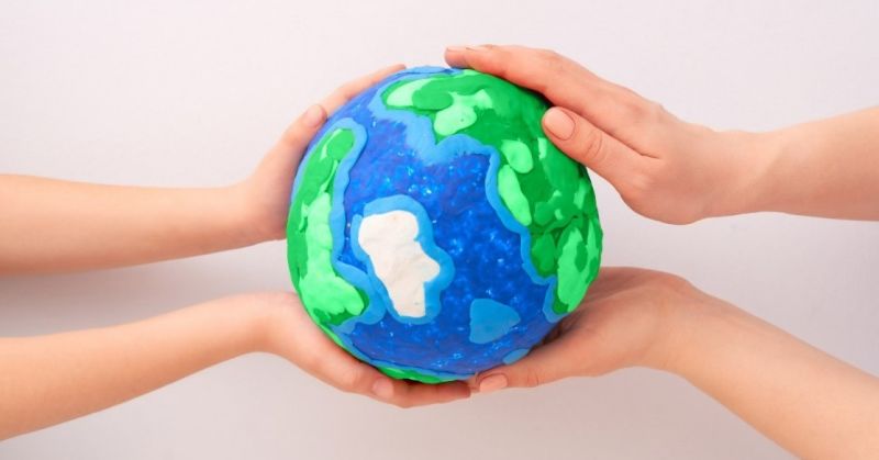Földgömböt tartó kezek