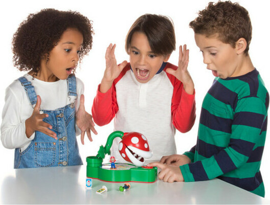 Super Mario társassal játszó gyerekek