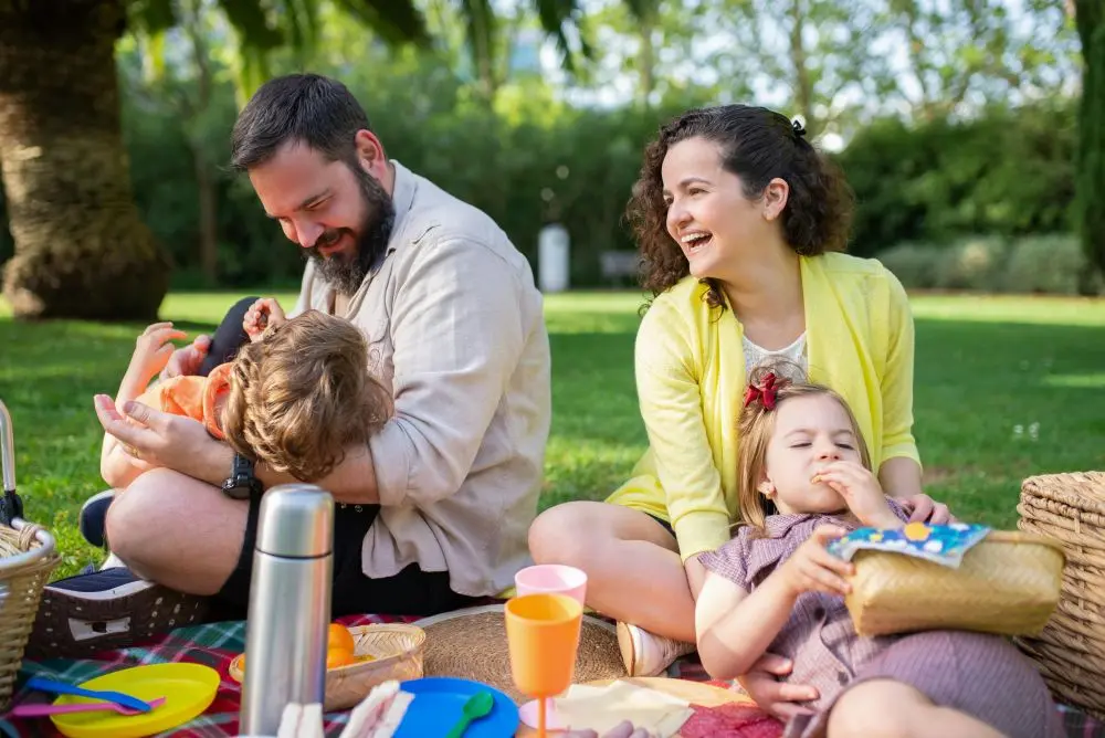 boldog család piknikezik
