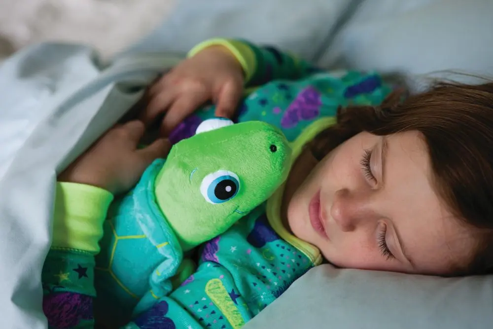 Night Buddies teknős plüssel alvó kislány